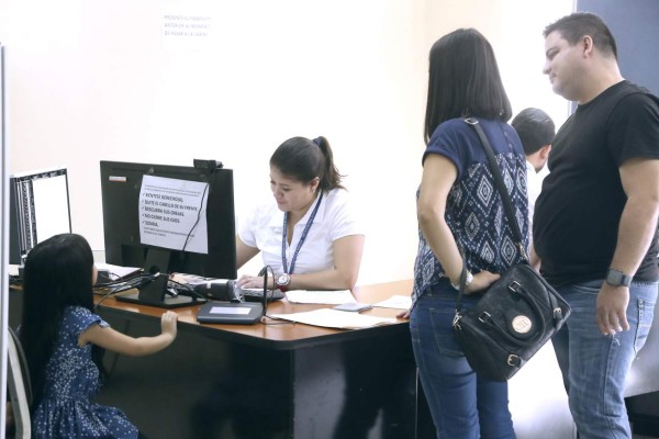 Viajeros deben renovar el pasaporte 6 meses antes