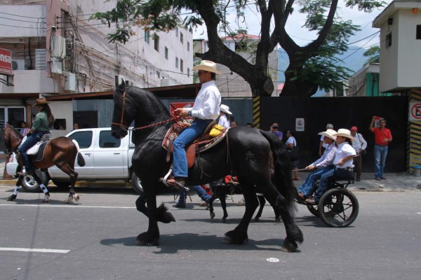 Desfile hípico de la Agas encanta a los sampedranos