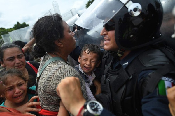 México abre frontera a mujeres y niños de caravana migrante hondureña en Guatemala