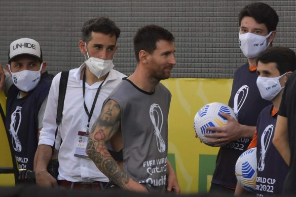 Argentina's Lionel Messi is seen after employees of the National Health Surveillance Agency (Anvisa) entered to the field during the South American qualification football match for the FIFA World Cup Qatar 2022 between Brazil and Argentina at the Neo Quimica Arena, also known as Corinthians Arena, in Sao Paulo, Brazil, on September 5, 2021. - Brazil's World Cup qualifying clash between Brazil and Argentina was halted shortly after kick-off on Sunday as controversy over Covid-19 protocols erupted. (Photo by NELSON ALMEIDA / AFP)