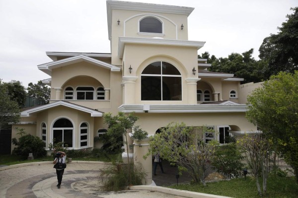 Más de ocho millones de dólares vale mansión que compró Saca con el desvío de fondos