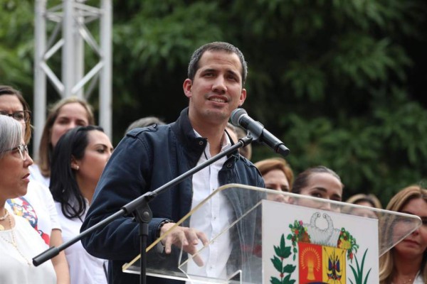 Juan Guaidó acusa a Maduro de politizar el acceso a vacunas contra el covid-19
