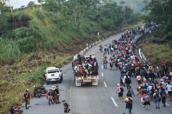 Caravana migrante reinicia su camino en Chiapas hacia EEUU