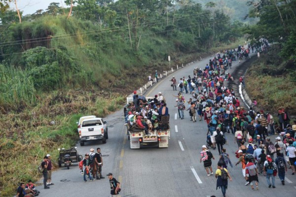 Caravana migrante reinicia su camino en Chiapas hacia EEUU