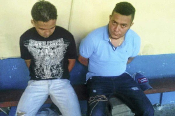 Capturan a dos hombres con ametralladora Uzi en San Pedro Sula