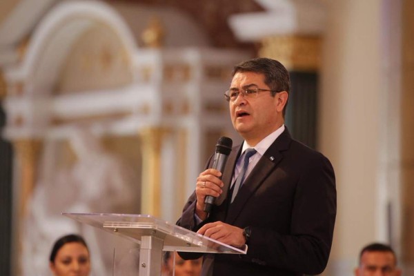 Presidente de Honduras pide apoyo a Colombia y Costa Rica para aclarar dónde se adulteró el contenedor con café