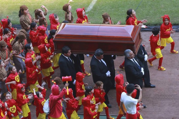 Méxicanos despiden con honores a 'Chespirito'