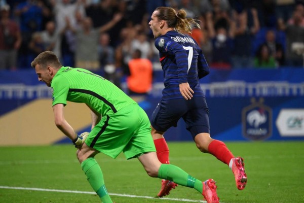 Griezmann anota doblete en victoria de Francia sobre Finlandia rumbo a Qatar 2022