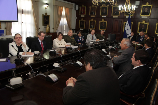 William Brownfield habla sobre seguridad con el presidente de Honduras, Juan Orlando