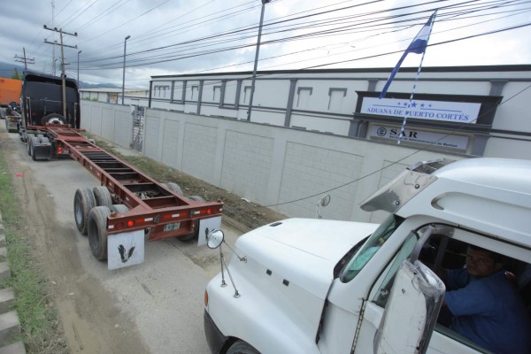 Contratarán 300 personas para agilizar los trámites en aduanas