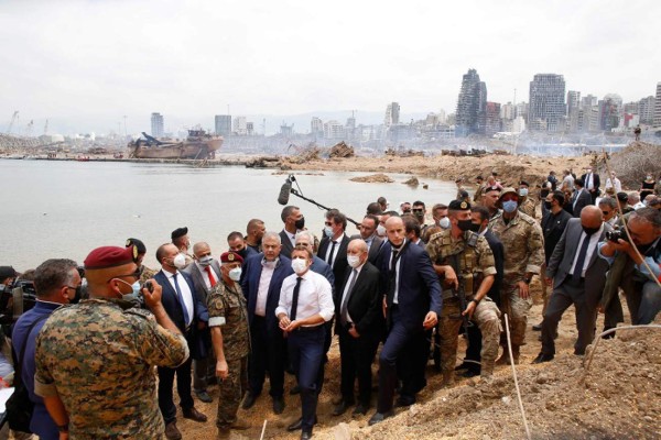 Macron promete ayuda y exige reformas al visitar Líbano