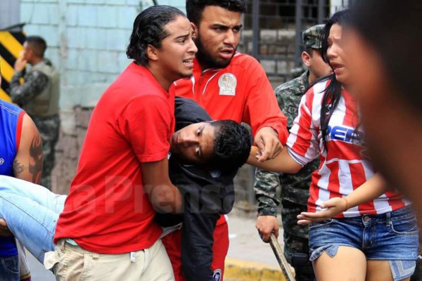 Policía Nacional suspenderá a agentes que golpearon a aficionado en Tegucigalpa  