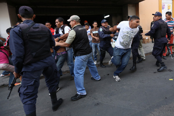 Pelea por pólvora entre vendedores y policías en Tegucigalpa