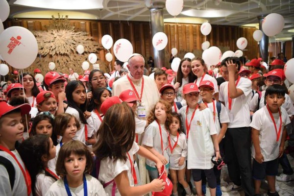 El Papa recibe y anima en el Vaticano a los niños afectados por seísmos en Italia