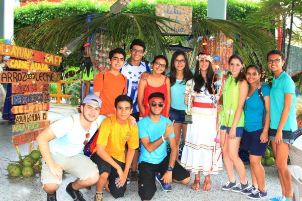 Alumnos de último año representaron a Islas de Bahía.