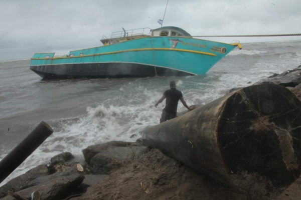 Suspenden actividad marítima y vuelos por lluvias en el litoral