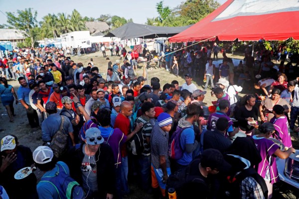 Caravana migrante aguarda en campamentos en la frontera para cruzar a México