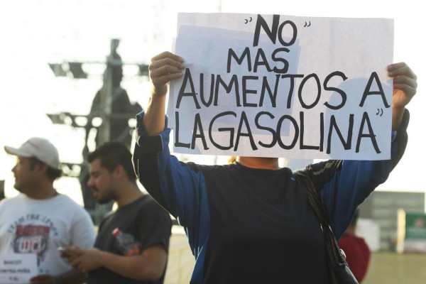 Marchan en México contra fuerte aumento de combustibles