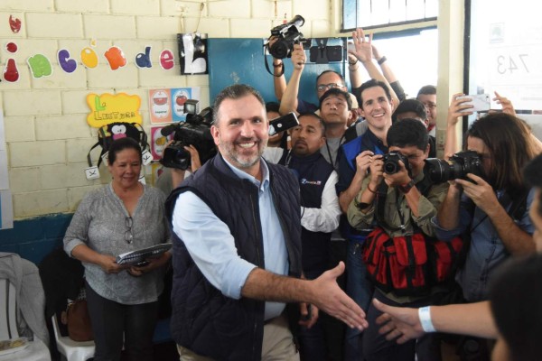 Guatemalan candidate for the coalition PAN-Podemos party, Roberto Arzu, arrives to vote at a polling station in Guatemala City on June 16, 2019 during general elections. - Corruption-weary Guatemalans are set to elect a new president Sunday after a tumultuous campaign that saw two leading candidates barred from taking part and the top electoral crimes prosecutor forced to flee the country, fearing for his life. (Photo by ORLANDO ESTRADA / AFP)