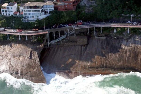 Dos muertos tras derrumbarse un carril bici de Río de Janeiro