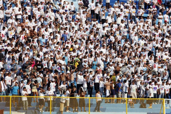 Afición salvadoreña: 'Esperamos que Costly no nos haga daño'