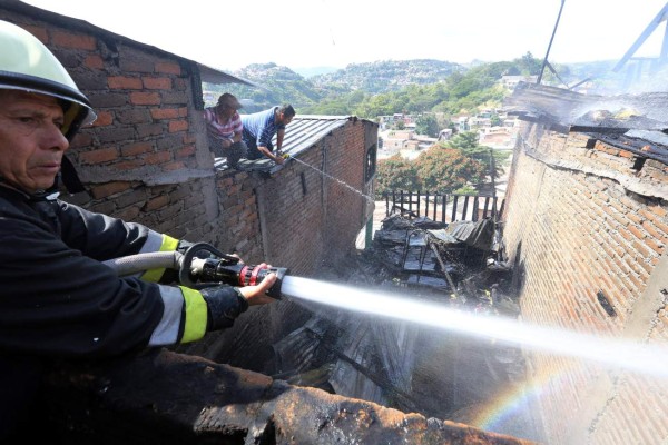 Incendio consume tres viviendas en la capital