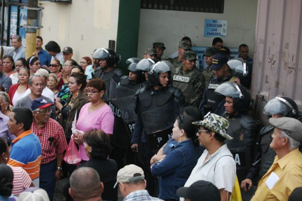 Empleados protestan por labor de interventora