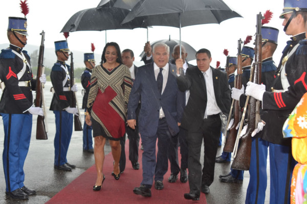 Lobo condecora a Ricardo Martinelli