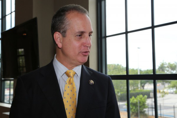 Activistas indocumentados se toman oficina de congresista republicano