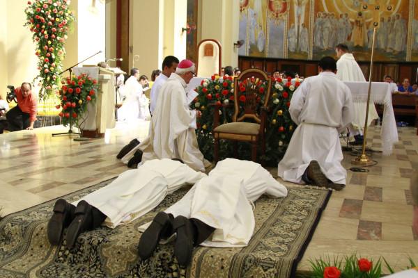 Aplausos y oraciones para los nuevos diáconos