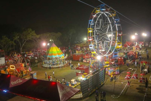 La Villa Navideña Coca Cola está abierto de lunes a viernes de 5:00 pm a 10:00 pm. Sábados y domingos de 5:00 pm a 11:00 pm. Costo L10.00 para todo público. Niños menores de 2 años no pagan.