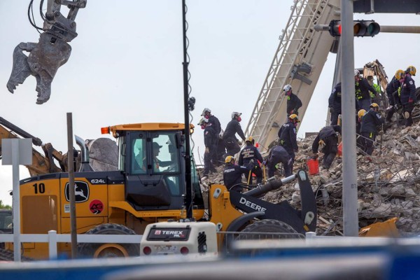 Aumenta a 90 el número de muertos por el derrumbe del edificio en Miami-Dade