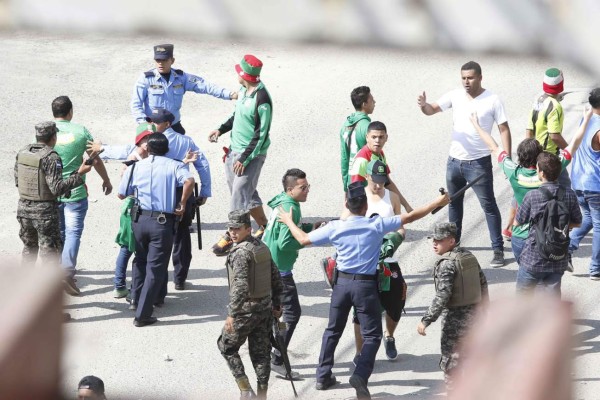 ¡Penoso! Barras se agarran a pedradas previo al clásico