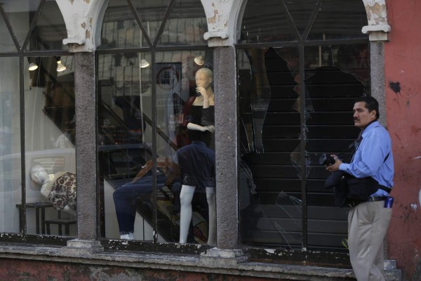 Varios negocios han cerrado a causa del alboroto que se vive en las calles de la capital hondureña.