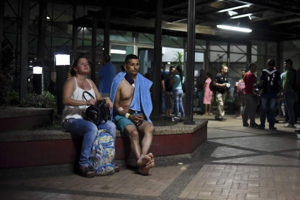 Sube a 233 balance de muertos por potente sismo en Ecuador