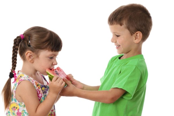 Enseñe a su hijo a compartir con los demás