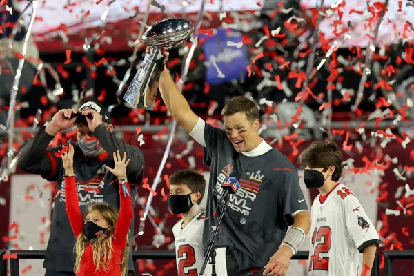 Tom Brady conquistó por séptima vez el Trofeo Vince Lombardi. Foto AFP