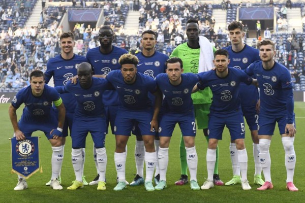 (Top L to R) Chelsea's English midfielder Mason Mount, Chelsea's German defender Antonio Ruediger, Chelsea's Brazilian defender Thiago Silva, Chelsea's Senegalese goalkeeper Edouard Mendy, Chelsea's German midfielder Kai Havertz, (bottom L to R) Chelsea's Spanish defender Cesar Azpilicueta, Chelsea's French midfielder N'Golo Kante, Chelsea's English defender Reece James, Chelsea's English defender Benjamin Chilwell, Chelsea's Italian midfielder Jorginho and Chelsea's German forward Timo Werner pose for a group picture ahead of the UEFA Champions League final football match between Manchester City and Chelsea at the Dragao stadium in Porto on May 29, 2021. (Photo by PIERRE-PHILIPPE MARCOU / POOL / AFP)