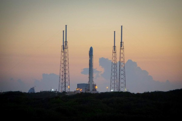 SpaceX logra primer aterrizaje vertical de cohete