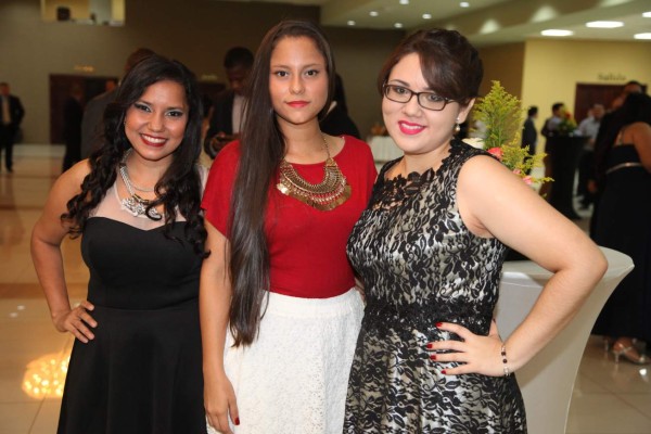 UTH ofrece coctel a todos sus graduados