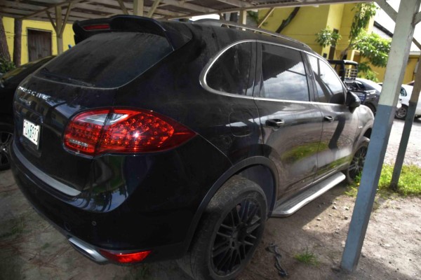 Abandonado permanece el carro de Arnold Peralta