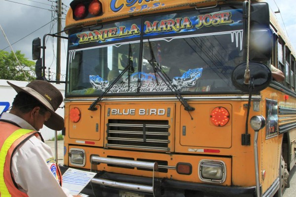 A la caza de buses y taxis mal documentados