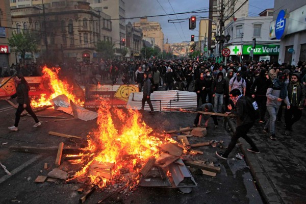 'Estamos en guerra', advierte Piñera tras violentos disturbios en Chile