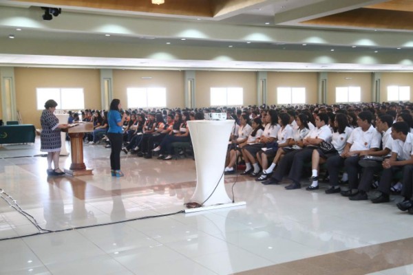 Enseñan valores a estudiantes de último año