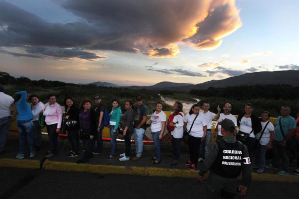 Colombia permitirá a venezolanos entrar a comprar víveres