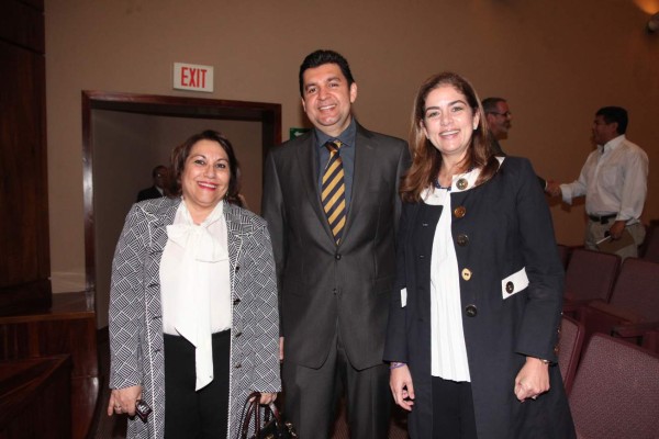 Carlos Mauricio Flores recibe el premio Álvaro Contreras