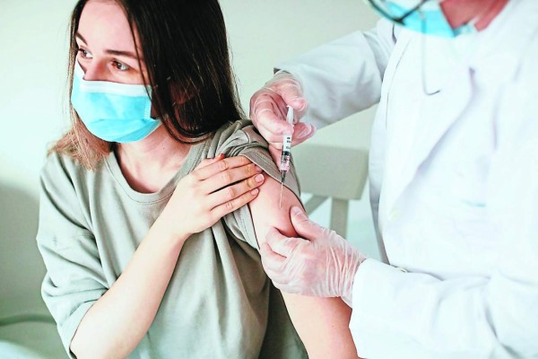 Si tiene síntomas de covid-19 no debe vacunarse