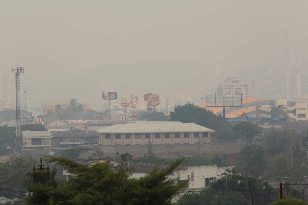 Capital hondureña cubierta de capa de humo por incendios forestales