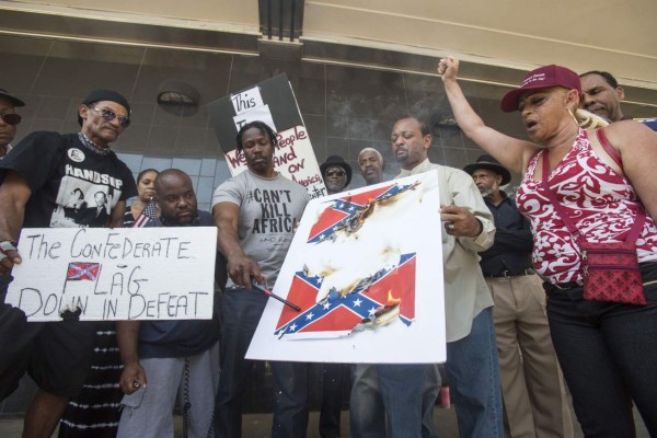 Gobernador ordena retirar bandera confederada de Alabama