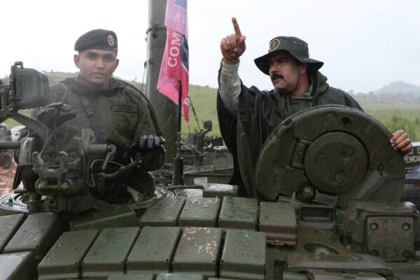 Maduro conduce un tanque, dispara un cañón e insiste en la guerra económica